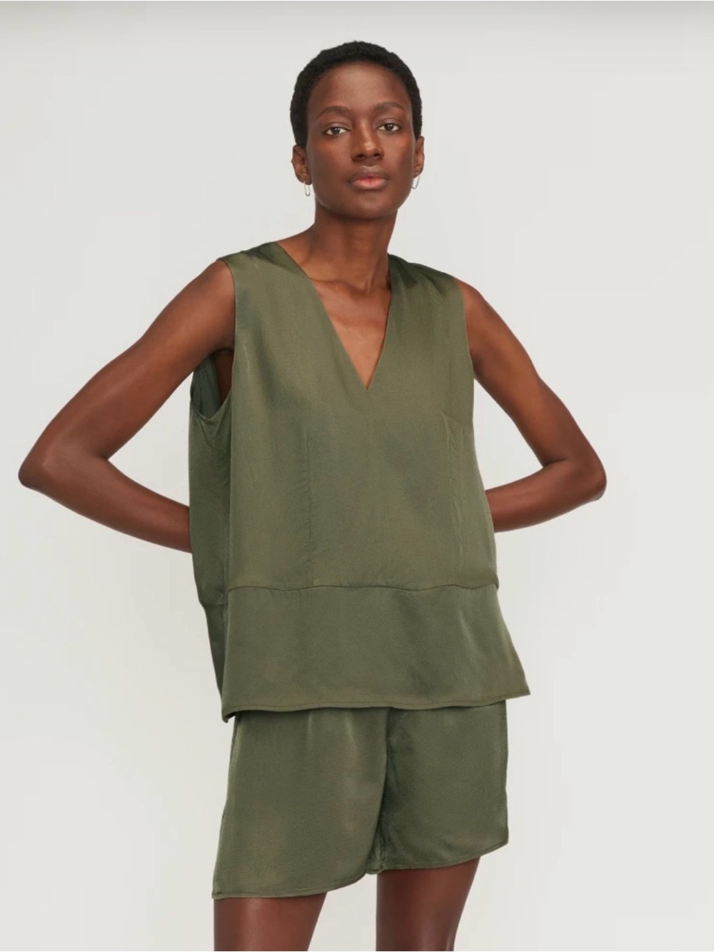 Everlane The Satin V-Neck Sleeveless Top Kalamata Size Medium